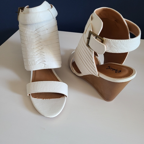 Qupid Gipsy-1 vegan leather wedges (Size US8) - Picture 3 of 3